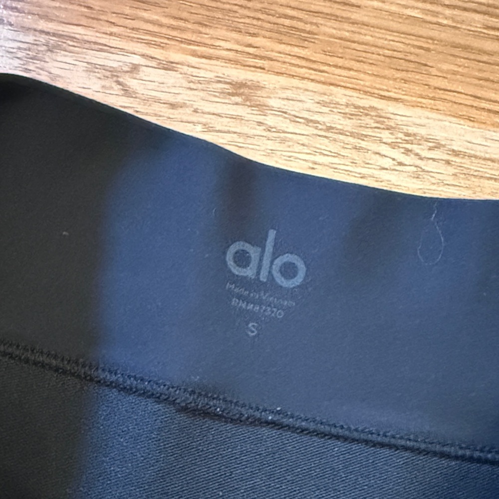ALO Yoga Black Airlift Capri Leggings - Picture 3 of 3